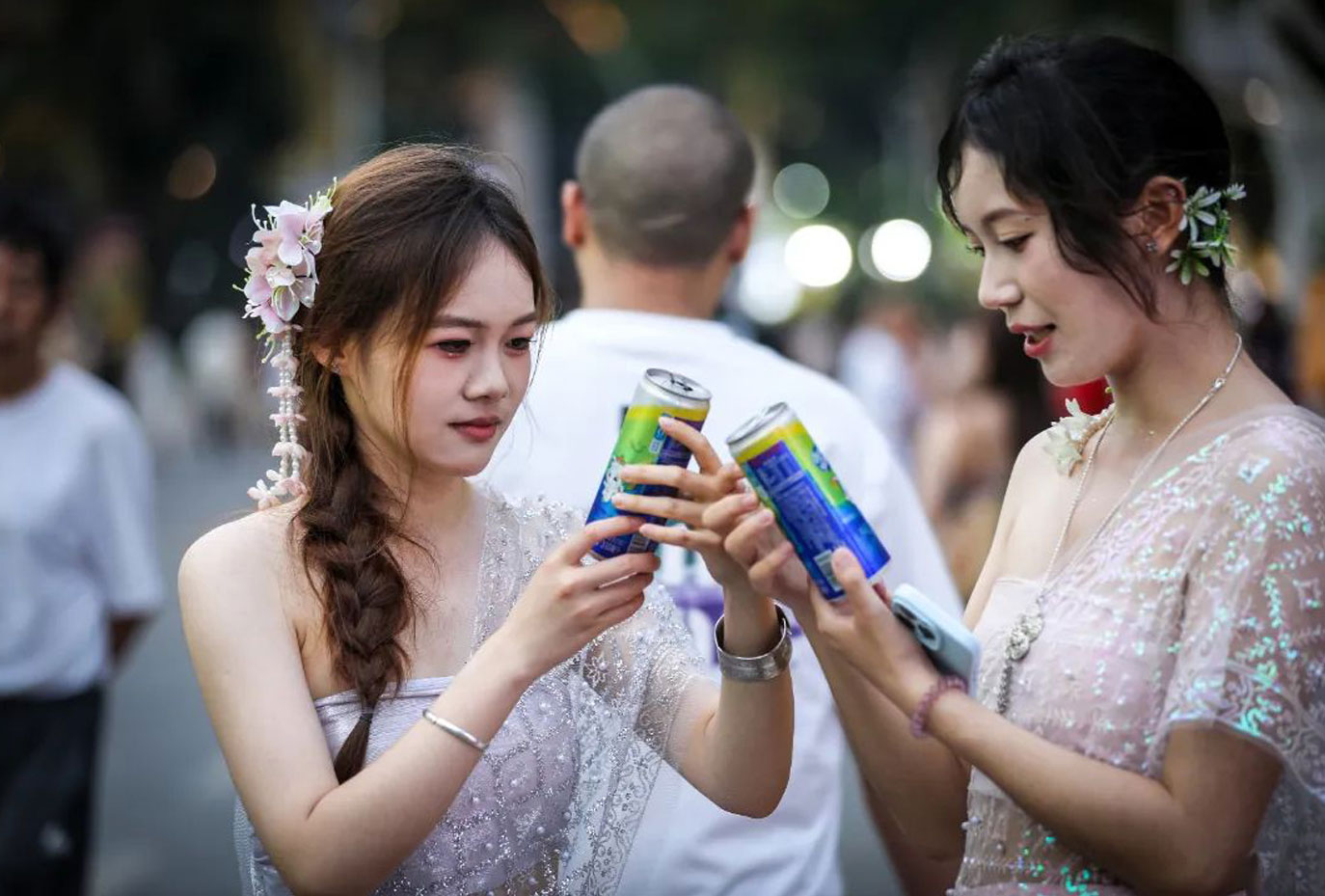 怕油腻，就喝益原素！泼水节官方指定茶饮火爆出圈 (2025-04-13)